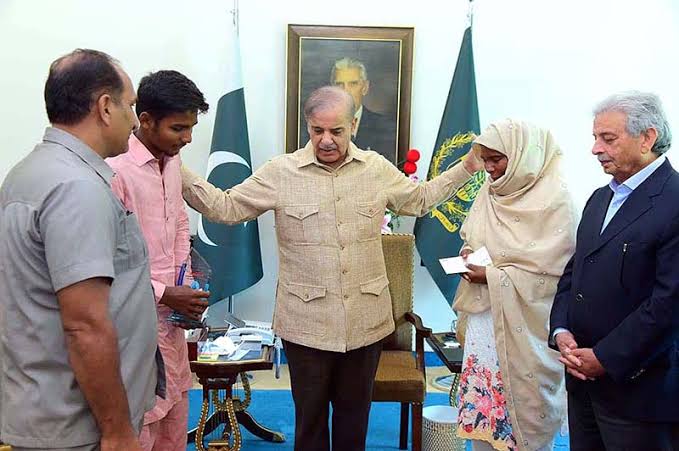 PM Shehbaz Sharif presenting the award to Gujranwala's top matric student