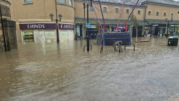 Storm Ciarán: Heavy Rainfall and Flood Warnings in the UK
